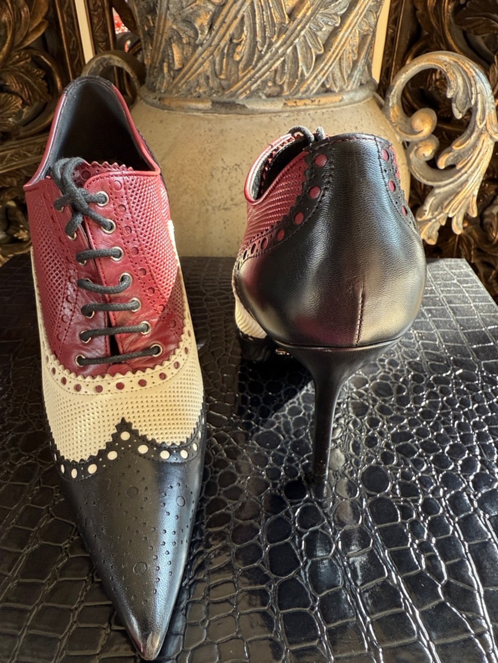 Classic Gucci Red, White & Black Pointed toe spectators - Picture 3 of 9